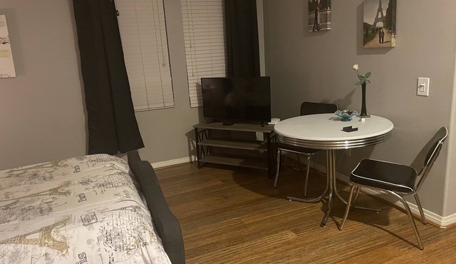 Cozy Studio minutes from the Collection in Riverpark!