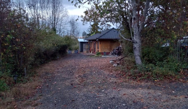 Crafted Cozy Cottage In Town