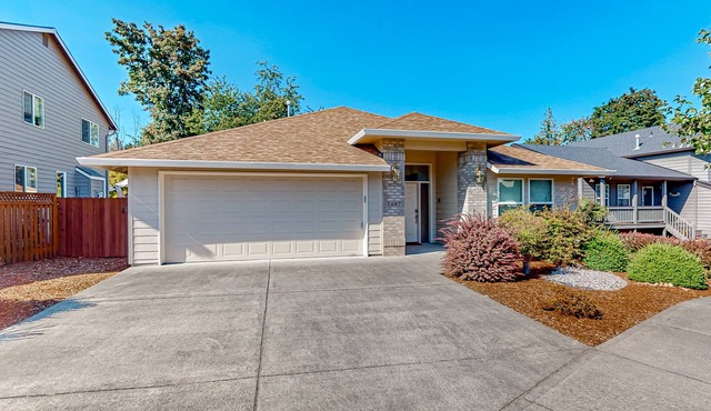 Custom-built home alongside greenspace with deck & massage chairs in Gresham