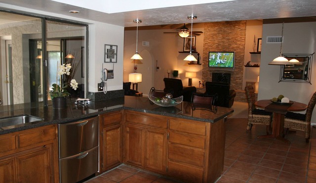Custom Home in a Quiet Neighborhood for 8 people