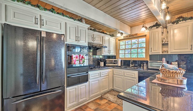 Cute Cabin + Deck < 2 Mi to Lake Arrowhead Village