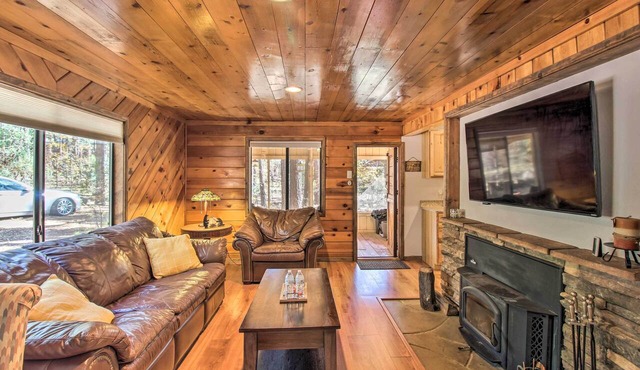 Deck & Grill: Pet-friendly Lakeside Cabin