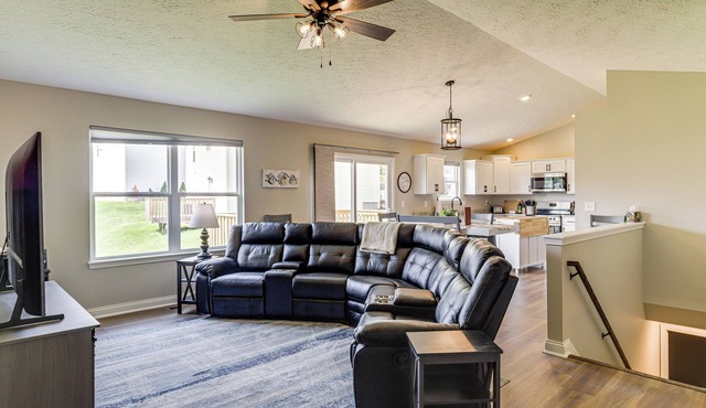 Deck & Outdoor Dining: Family Getaway in Dry Ridge