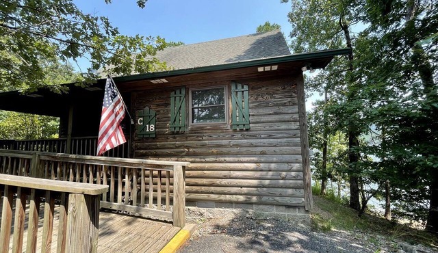 Delightful Lake Cottage with Tennis Court, Pool and Views in Mount Ida, Arkansas