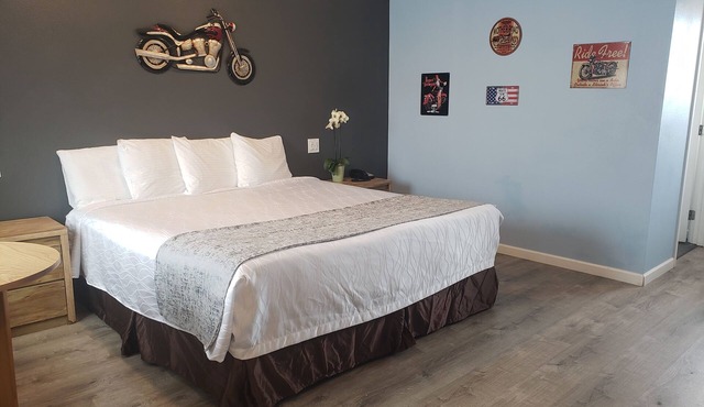 Deluxe Inn Motel