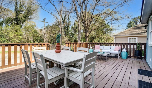 Dilworth Cottage - Walk to Panthers Stadium and Uptown! Fire Pit, BBQ, & Pet Friendly + 15% Off!
