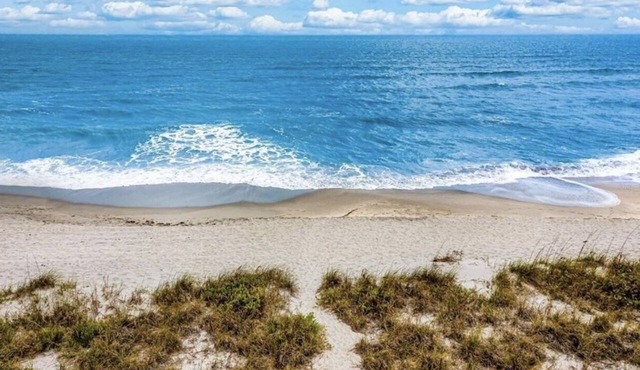 DIRECTLY ON PRIVATE BEACH! AMAZING PANORAMIC GULF VIEWS! MODERN, COZY CONDO