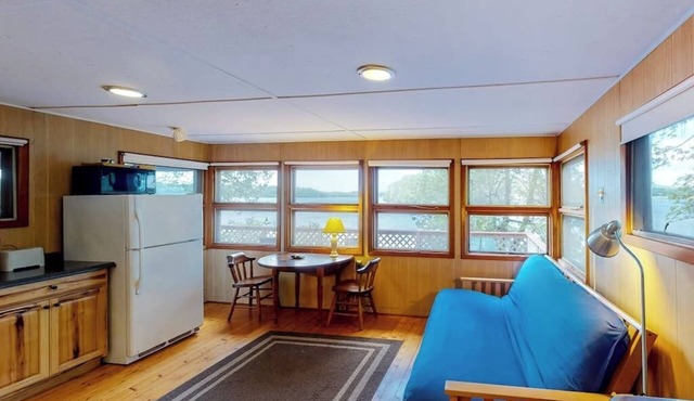 Dog-friendly bay-front cabin w/screened in porch & great views - next to trails