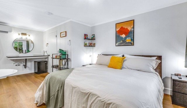 Dog-friendly hiker's studio with mountain views & fast WiFi - close to hiking
