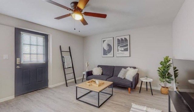 ⟫ Dog Run & Courtyard 2 Bedroom Apt w/King Bed w/Washer & Dryer