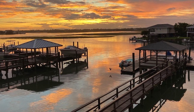 DOLPHIN HOUSE - Family Vacation Cottage- Special rates for July and August!