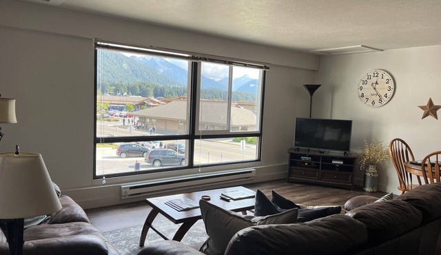 Downtown Apt. 3 w/Ocean & Mountain Views.