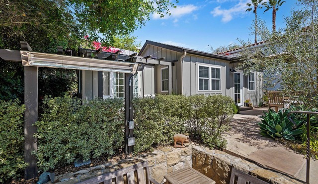 Downtown but secluded cottage