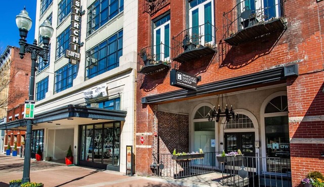 Downtown Loft w/Parking, Fitness & Movie room