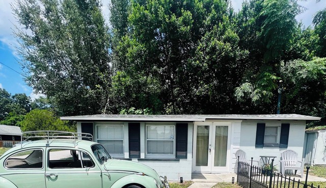 Dragonfly Cottage~Tiny Home Getaway 20-30 min from Major attractions!