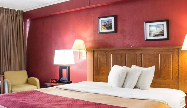 Econo Lodge Wall