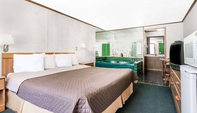 Enjoy Your Stay at Knights Inn Ashland! Pool, Picnic Area, Parking, WiFi