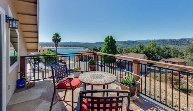 Entertaining lakeview home pet friendly, WiFi, sleeps 12