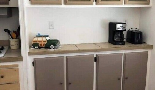 Eric's Toy Box on Route 66!, Fully fenced yard for your children and fur babiesn