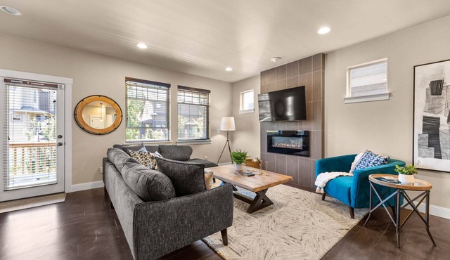 Exceptional Location & Vibes, New Décor, Artwork, & Furnishing, Community Pool, 8 Miles to Portland