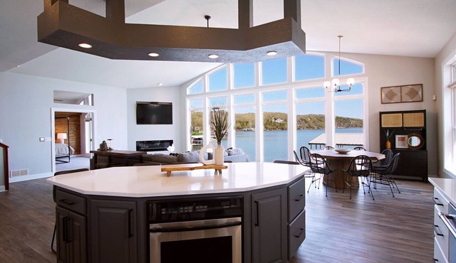 Executive Getaway close to all the action with Private 2 slip dock