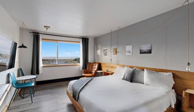 Experience Coastal Comfort! Indoor Swimming Pool, Pets Allowed, Free Parking!
