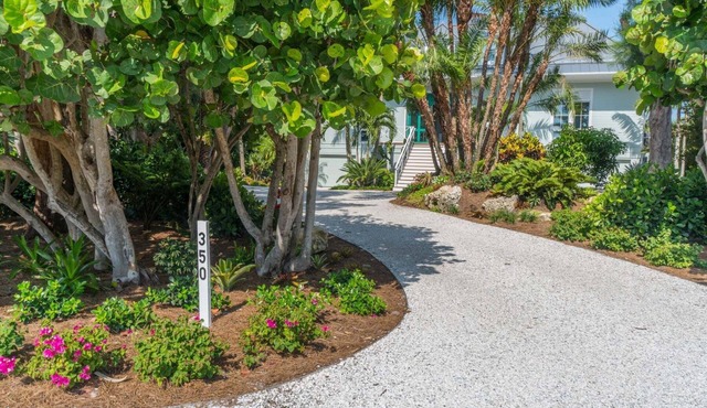 Experience luxury Beachfront a spacious 5-bedroom, 4-bathroom home in Boca Grande.