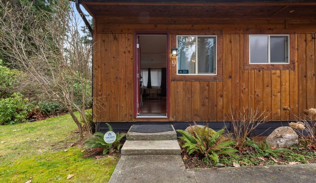 Fantastic dog-friendly building with 4 suites, wooded surrounding & fast WiFi