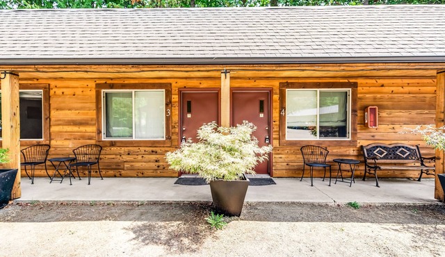 Fantastic dog-friendly retreat with 8 suites, fast WiFi & lush grounds