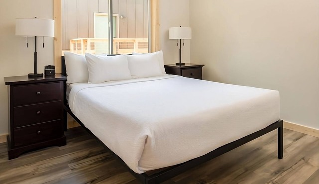 Fantastic Sunsets & the Best Views! Gorgeous Room w/Outdoor Pool & Free Parking