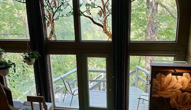 Full Glass Front Eureka Springs Cabin with 20+ mile views from our Mountain Top