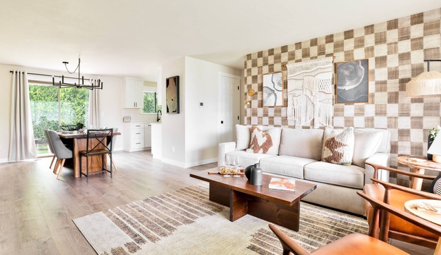 Gas Fire Pit/Coffee Bar/Walk to Downtown/EV/Pets/AC