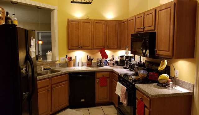 Gator Alumni House with Private Backyard. 2 Miles From Campus & 1 Mile from I-75