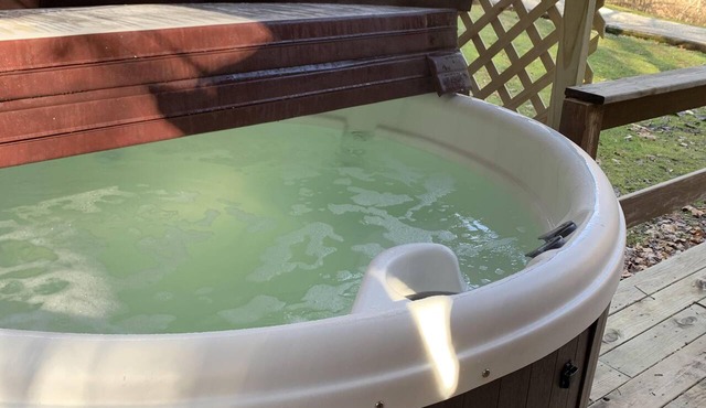 Getaway cabin close to Natural Bridge State Park with hot tub and internet