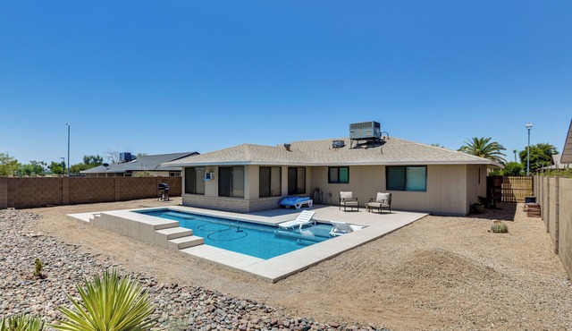 Golfer's Oasis! 55+ Sun City West Retreat w/Pool