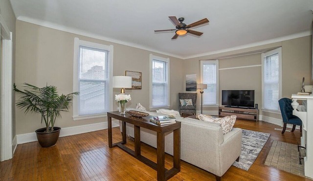 Grand Historic 2 Bedroom Apartment