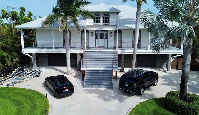 Grand Waterfront House, Breathtaking Views, private backyard with pool/hot tub