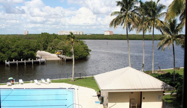 Great views, excellent location, upscale Surf Colony condo with beach access