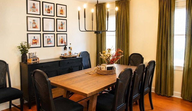 Group-friendly Beechmont retreat with backyard!