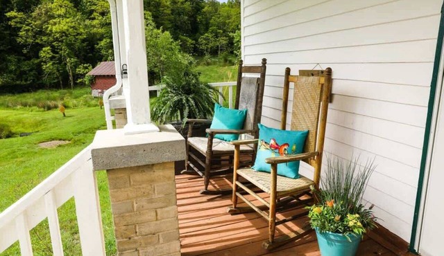 Heritage Farmhouse by Buffalo Mountain Getaway