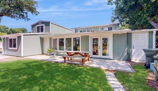 Hidden in the Oaks: Dog-friendly, close to beach and local attractions!
