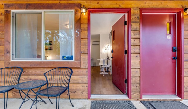 Hiker's studio with mountain views & fast WiFi - dog-friendly