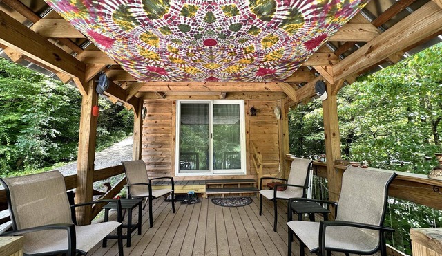 Hikers Cabin on the "Gorge" loop next to a creek with wi-fi