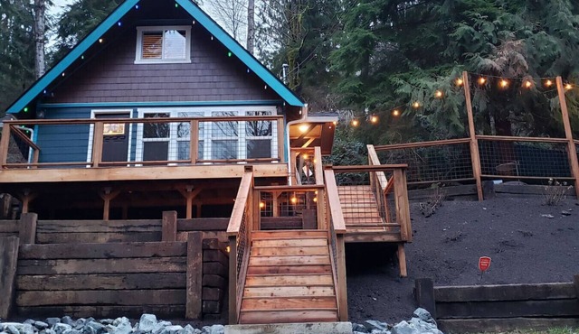 Hillside Hideaway + Firepit + Hot tub