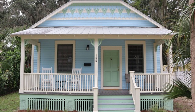 Historic Gem, Modern Comfort within walking distance to Town.