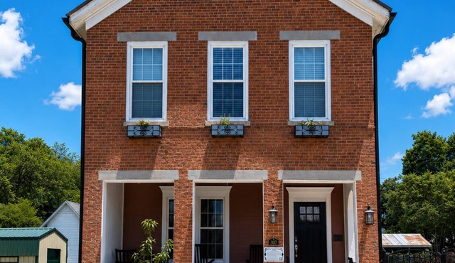 Historic Tin Shop – 3BR Walkable Wedding & Family Retreat