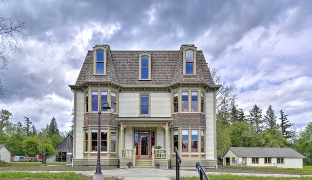 Historic, Victorian Villa w/Park On-Site