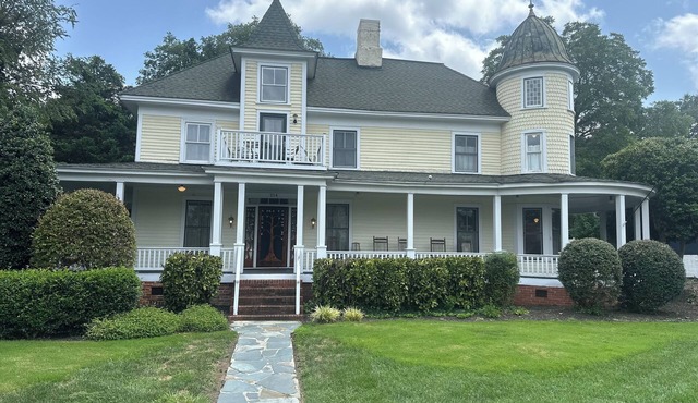 Historic Wade-Arscott home, Upper Level 2BR/2BA in Downtown Troy