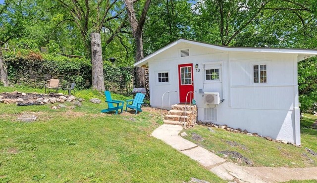 Historic Water's Edge Cottage 10