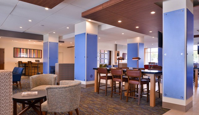 Holiday Inn Express & Suites Mall of America - MSP Airport by IHG